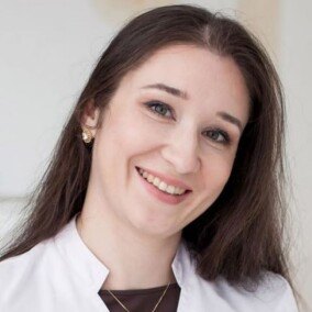 Марина Васконселлос Мензори — врач-офтальмолог в белом медицинском халате, профессиональный портрет